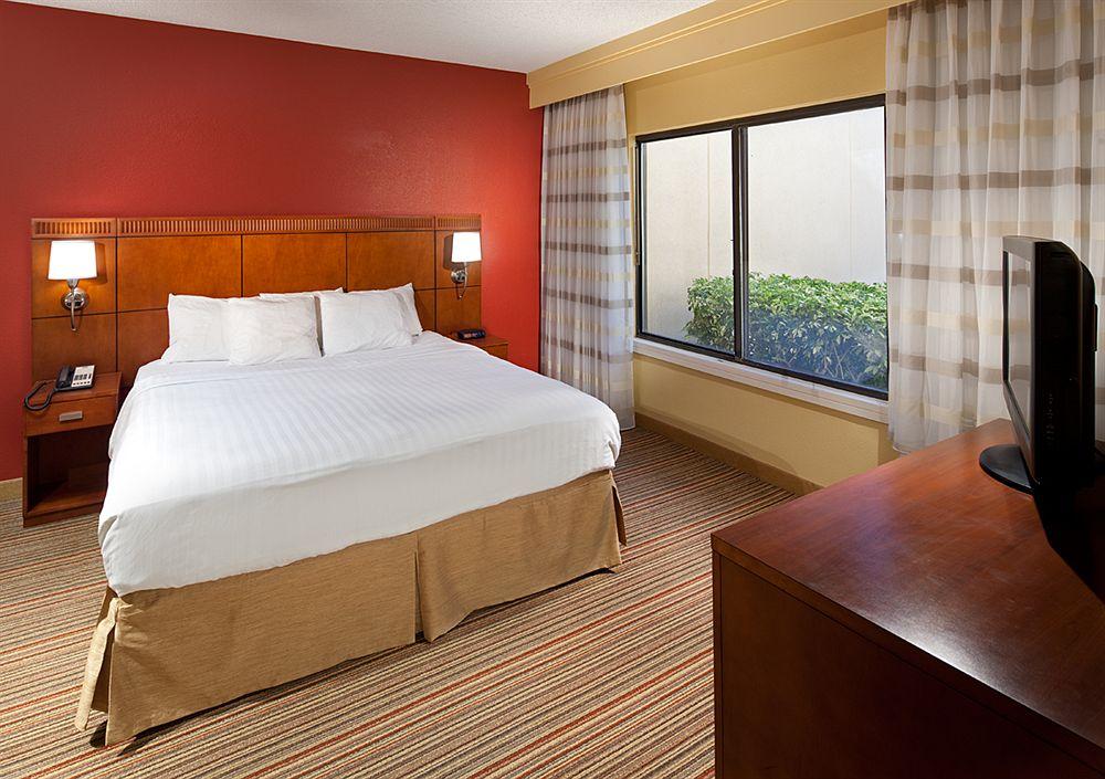 Courtyard By Marriott Orlando Airport Hotel Buitenkant foto