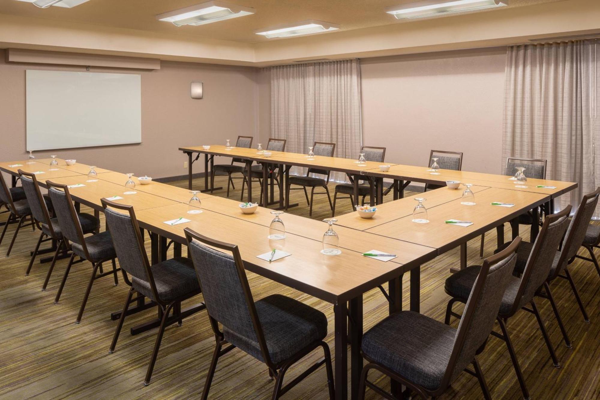 Courtyard By Marriott Orlando Airport Hotel Buitenkant foto