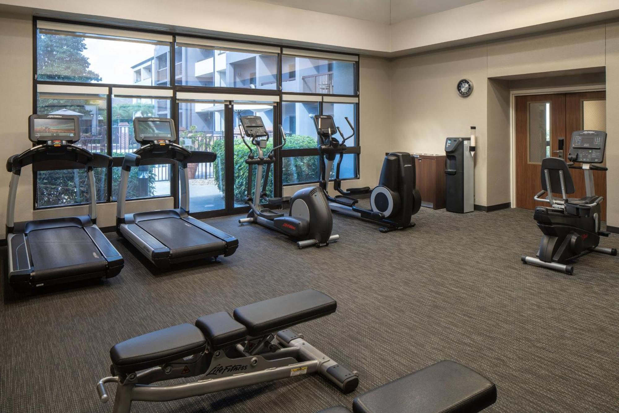 Courtyard By Marriott Orlando Airport Hotel Buitenkant foto