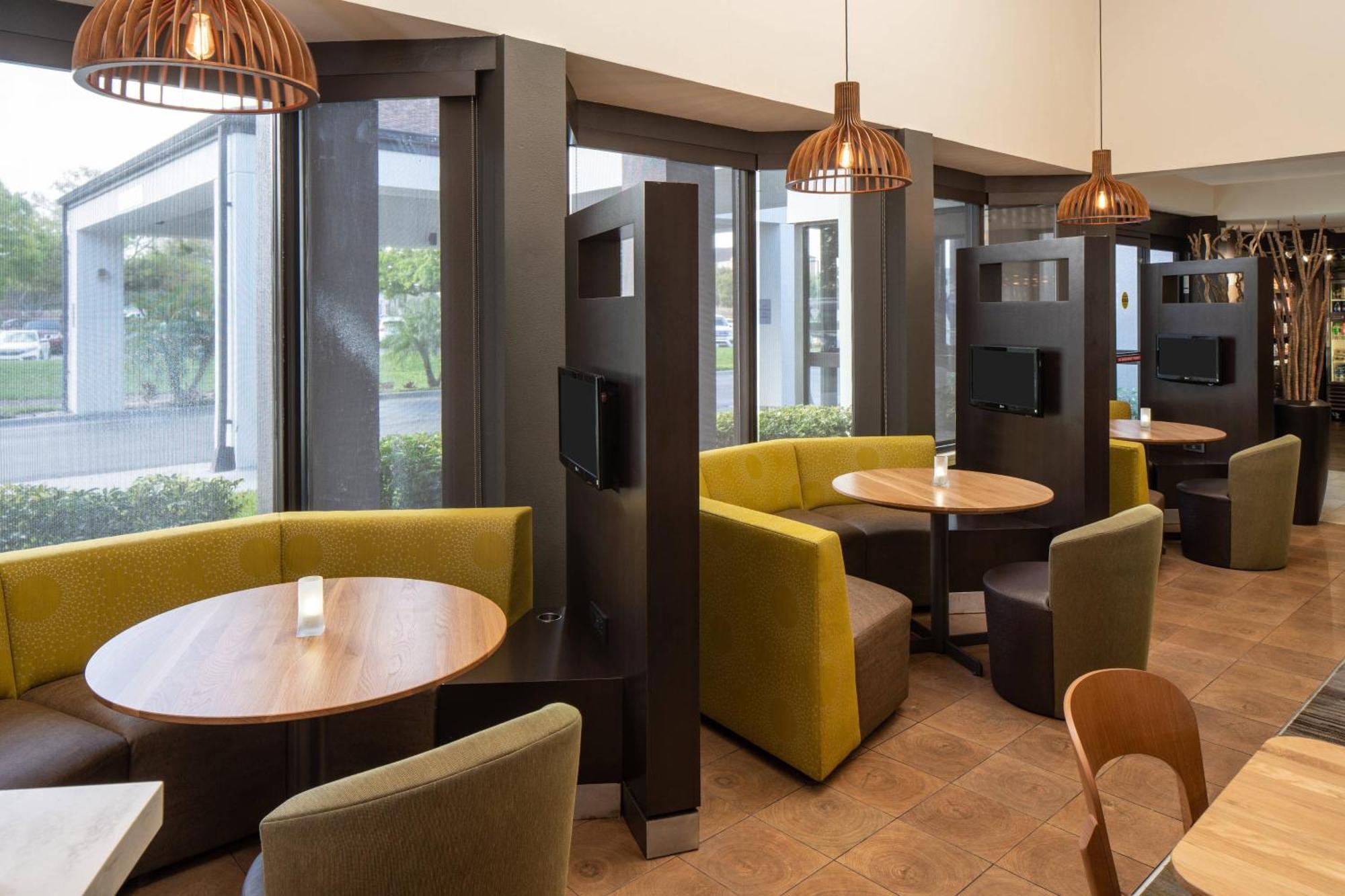 Courtyard By Marriott Orlando Airport Hotel Buitenkant foto