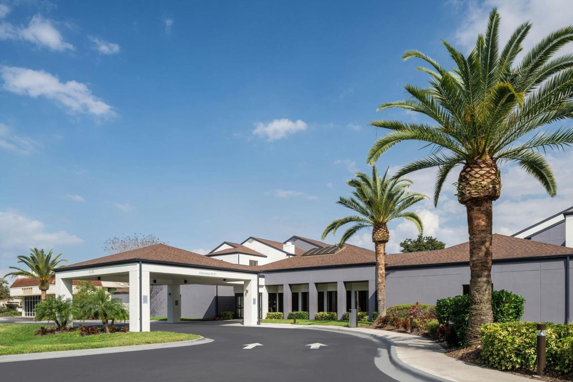 Courtyard By Marriott Orlando Airport Hotel Buitenkant foto
