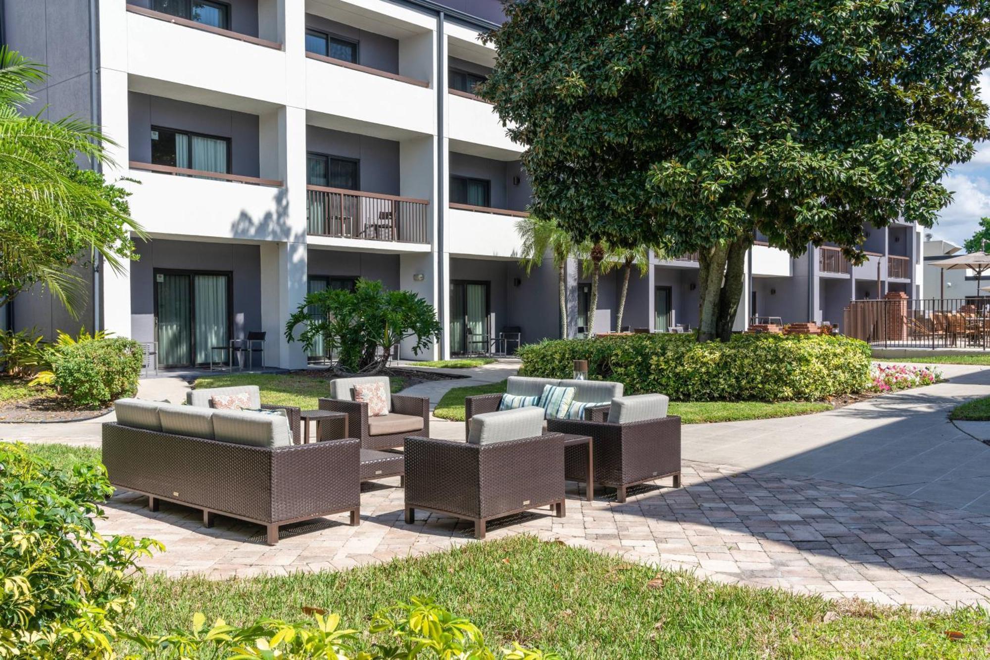 Courtyard By Marriott Orlando Airport Hotel Buitenkant foto
