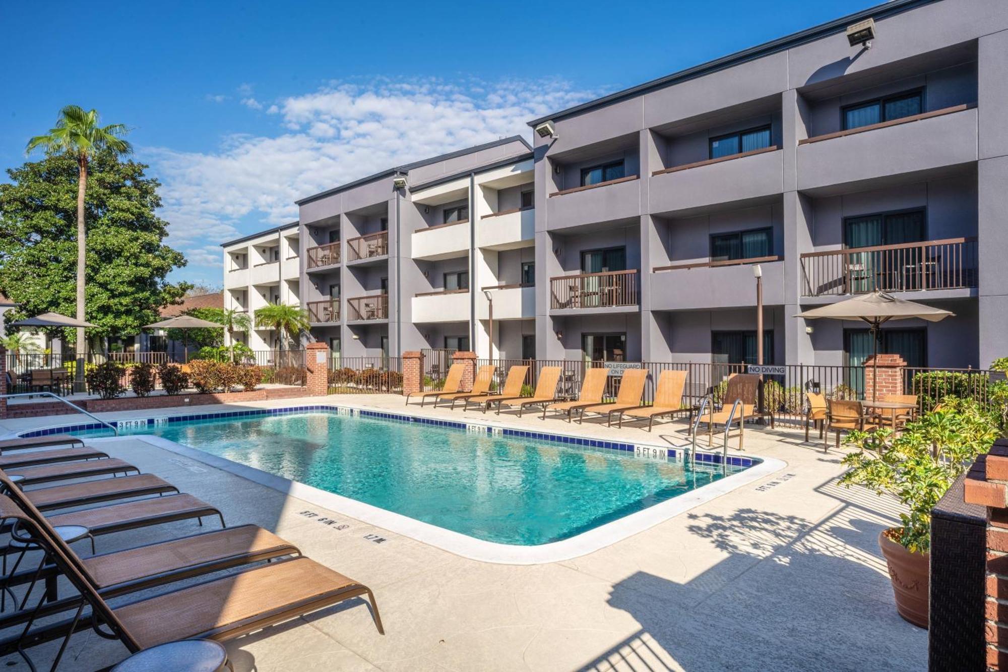 Courtyard By Marriott Orlando Airport Hotel Buitenkant foto