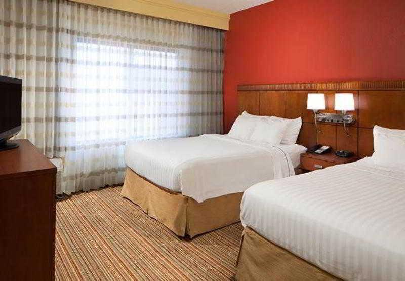 Courtyard By Marriott Orlando Airport Hotel Buitenkant foto