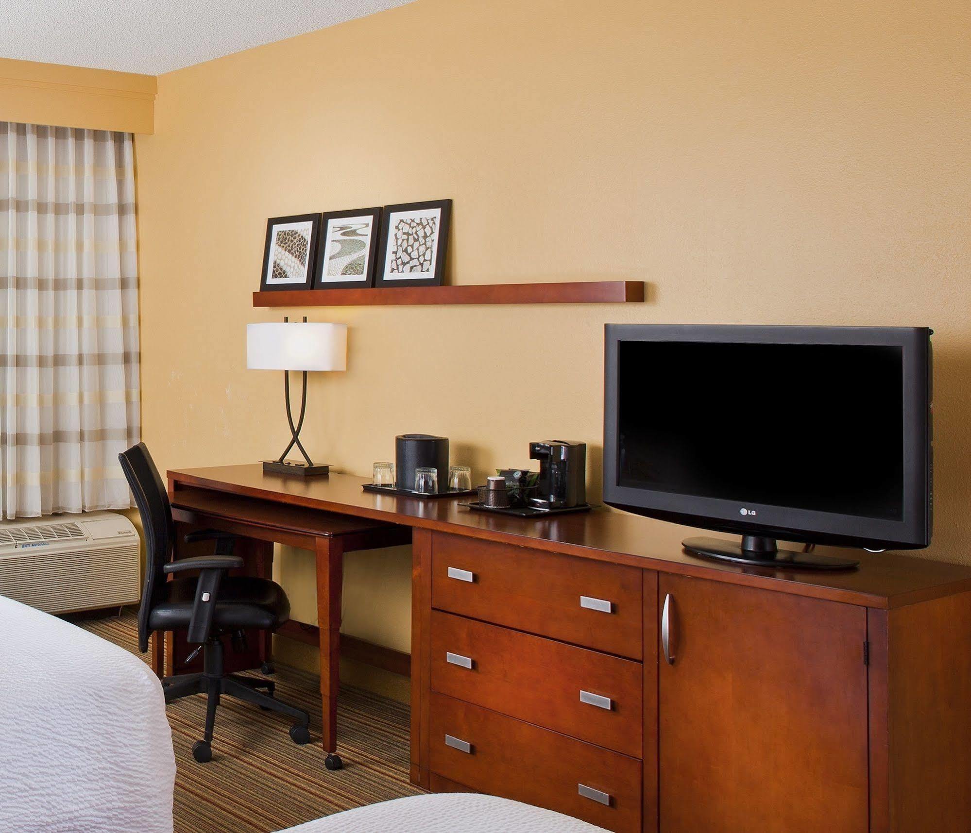 Courtyard By Marriott Orlando Airport Hotel Buitenkant foto