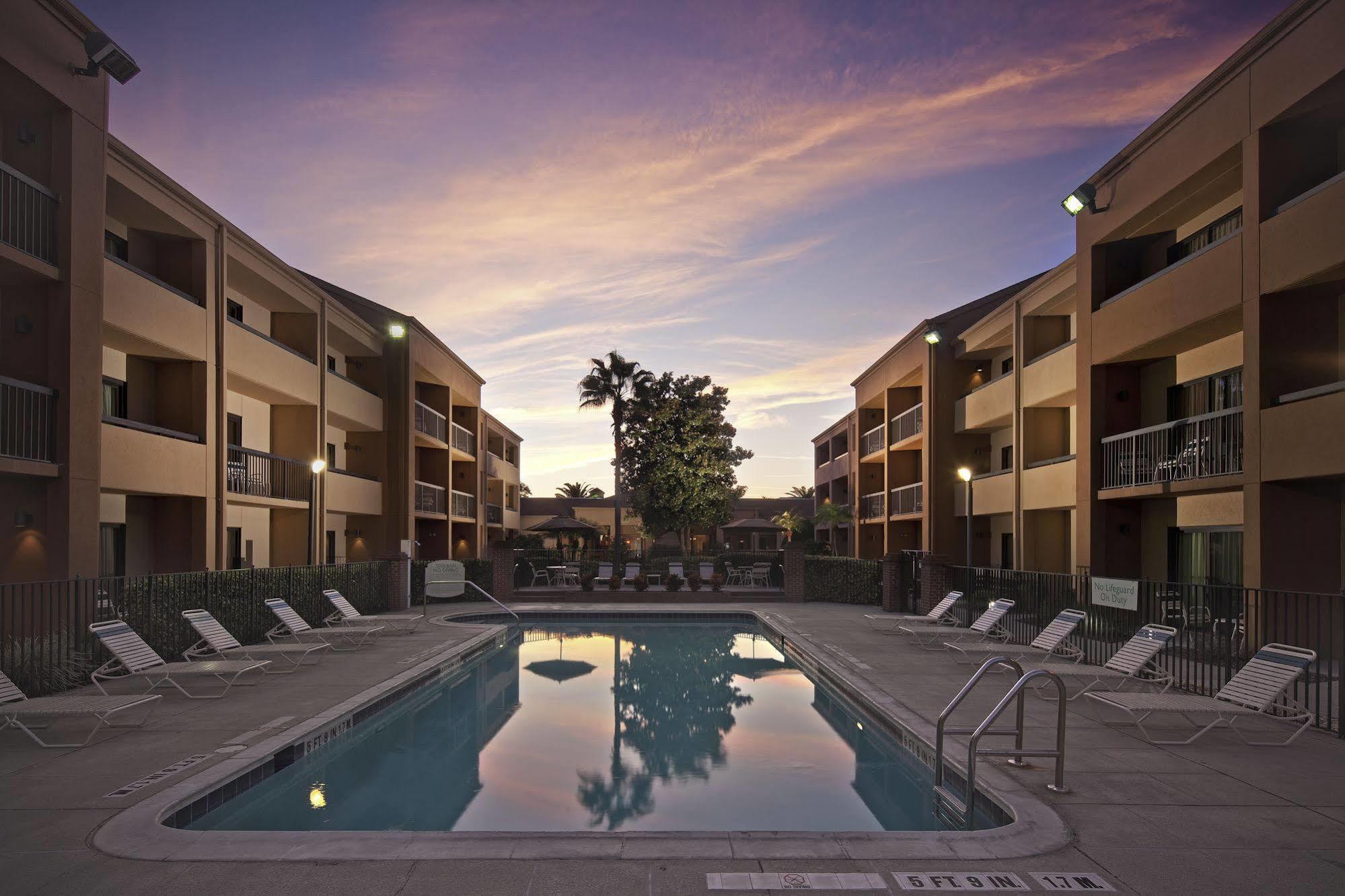 Courtyard By Marriott Orlando Airport Hotel Faciliteiten foto