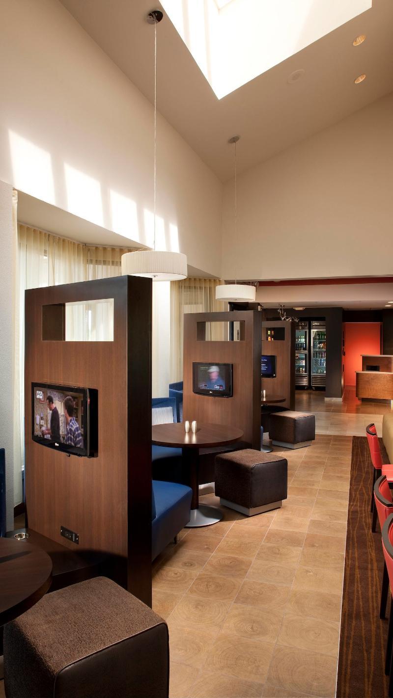 Courtyard By Marriott Orlando Airport Hotel Buitenkant foto