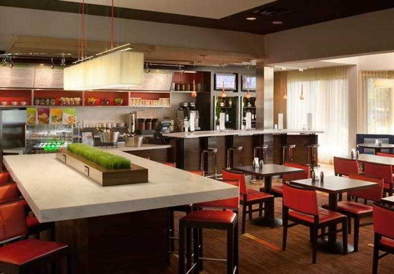 Courtyard By Marriott Orlando Airport Hotel Buitenkant foto