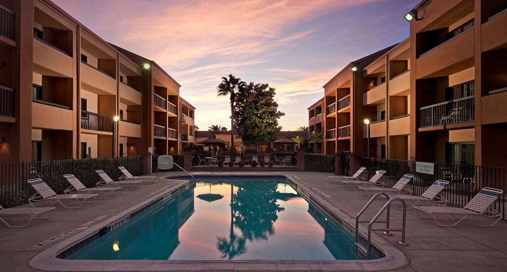 Courtyard By Marriott Orlando Airport Hotel Buitenkant foto